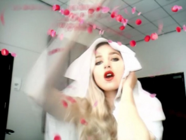 BRIDAL SHOWER, 2013. Webcam video, 2 minuten