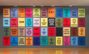 Douglas Coupland, installatie 'Slogans of the 21st Century', 2011-14, in Douglas Coupland: everywhere is anywhere is anything is everything, Vancouver Art Gallery (2014). Photo: Rachel Topham, Vancouver Art Gallery