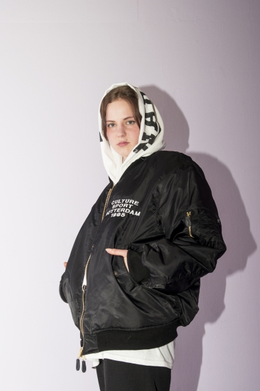 CULTURESPORT x Nada van Dalen bomber jacket. Beeld: Joe Ann van Deventer (contact before use) | model: Suzanne Koopstra. CULTURESPORT: Rotterdam 1995, MAMA (2016)