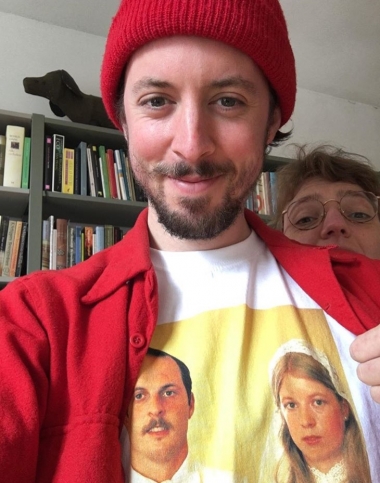 Jason Page is een kunstenaar en ontwerper afgestuurd aan de Design Academy in Eindhoven. Daarvoor werkte hij bij het reclamebureau KesselsKramer en hij heeft zojuist zijn residentie bij Atelier van Lieshout afgerond waarvoor hij de titel van zijn tentoonstelling #AmericanInResidence gebruikte om zijn residentie te archiveren en maakte een t-shirt serie met zijn beste Instagram fotoâ€™s.<br />